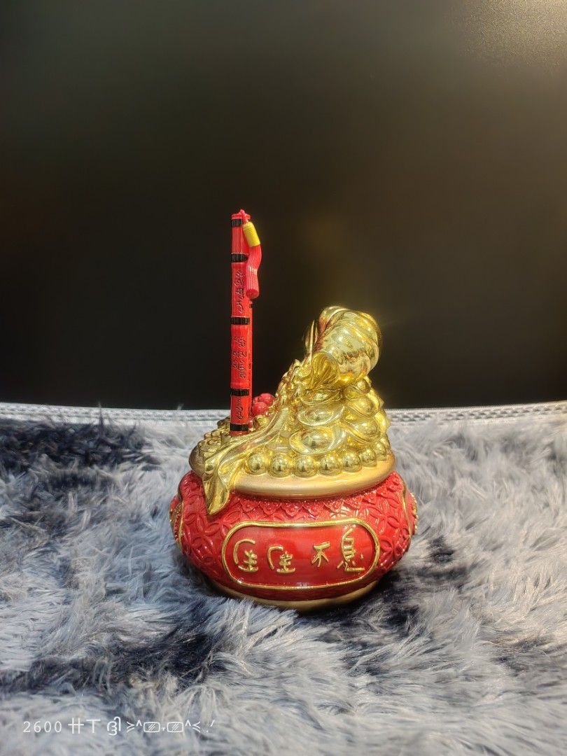 Feng Shui Prosperity Treasure Bowl and Flutes (Category: Vases & Decorative Bowls) located in Baguio. Submitted by 26_zerozero (Listing ID 1448443639, Image 3). Description: ₱𝟳𝟱𝟬 𝗼𝗻𝗹𝘆 ☺ ғᴇɴɢ sʜᴜɪ ᴘʀᴏsᴘᴇʀɪᴛʏ ᴛʀᴇᴀsᴜʀᴇ ʙᴏᴡʟ ᴀɴᴅ ғʟᴜᴛᴇs 🎋🧧✨ ᴛʀᴀᴅɪᴛɪᴏɴᴀʟ Feng Shui ᴄᴜʀᴇ ᴜsᴇᴅ ᴛᴏ ɪɴᴠɪᴛᴇ ᴄᴏɴᴛɪɴᴜᴏᴜs ᴡᴇᴀʟᴛʜ ᴀɴᴅ ɢᴏᴏᴅ ғᴏʀᴛᴜɴᴇ ɪɴᴛᴏ ʏᴏᴜʀ sᴘᴀᴄᴇ... ʙʀᴀɴᴅɴᴇᴡ | ɪɴᴄʟᴜᴅᴇs 2 ᴅᴇᴛᴀᴄʜᴀʙʟᴇ ʀᴇᴅ ғʟᴜᴛᴇs ᴡɪᴛʜ ᴛᴀssᴇʟs 🎋 ᴄᴏᴍᴇs ɪɴ ᴏʀɪɢɪɴᴀʟ ᴘʀᴏᴛᴇᴄᴛɪᴠᴇ ғᴏᴀᴍ ʙᴏx ᴘᴀᴄᴋᴀɢɪɴɢ �