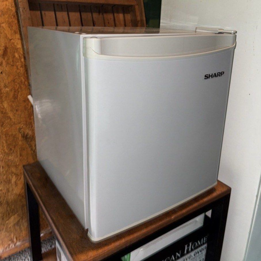 FOR SALE!!! Sharp SJ-PL05AS-GY Mini bar Refrigerator (Category: Refrigerators and Freezers) located in Antipolo. Submitted by ellejjj (Listing ID 1448357190, Image 1). Description: PM for more details. Weight: 16.5 kg Dimensions: L 47 x W 44.9 x H 50.1 (cm) FEATURES - 1.7 cu.ft. Minibar - Cooling System Direct Cool - Compact Size - Clean Back Design - Adjustable Feet - Environment-friendly.