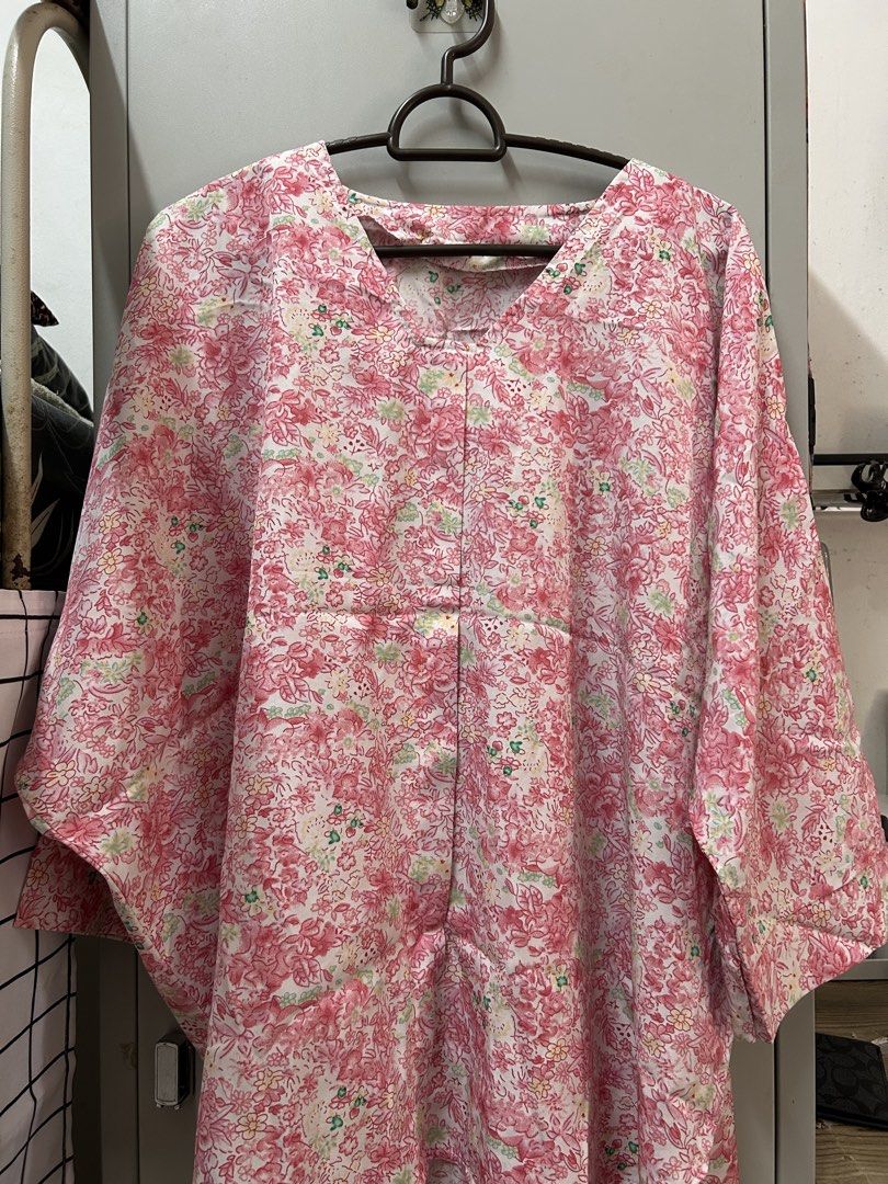 Freesize Blouse (Category: Blouses) located in Kuala Lumpur. Submitted by mysjw9 (Listing ID 1448362618, Image 2). Description: - Set of 4 comfortable tops - V-neck design - Loose, relaxed fit - Available prints: Blue Floral, Pink Floral, Brown Damask, Beige Floral - Ideal for casual everyday wear - Easy to style and versatile - Price including postage.