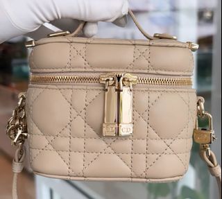 (Category: ) located in . Submitted by luxfashionz (Listing ID 1448416322, Image 1). Description: .
