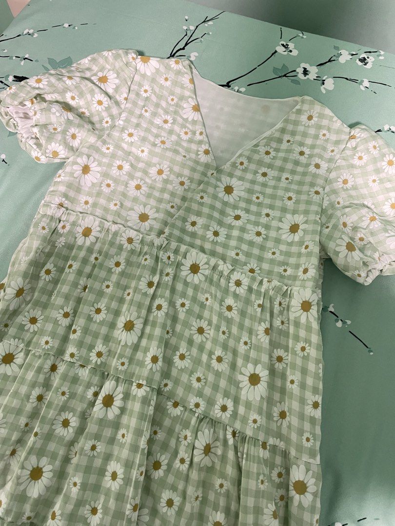 Green Daisy Puff Sleeve Dress (Category: Dresses) located in Quezon City. Submitted by abc2xxx (Listing ID 1448336686, Image 2). Description: bought years back / impulse buy for reference: - Size small - I'm 5'3 | 47kg | 33 bust | 24-25 waist - fits good on me - above the knee Location: Quezon City Check my profile for more unused tops, dress, skirts etc. from impulsiveness.