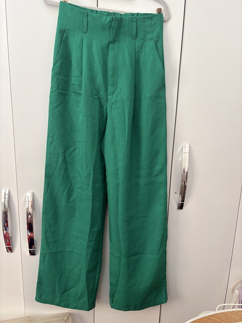 GU Green Wide Leg Pants Size S (Category: Other Bottoms) located in Pasay City. Submitted by chacha_15 (Listing ID 1448330996, Image 1). Description: - GU Wide Leg Pants - Color: Vibrant Emerald Green - Material: 100% Polyester - Fit: Relaxed, High Waist.