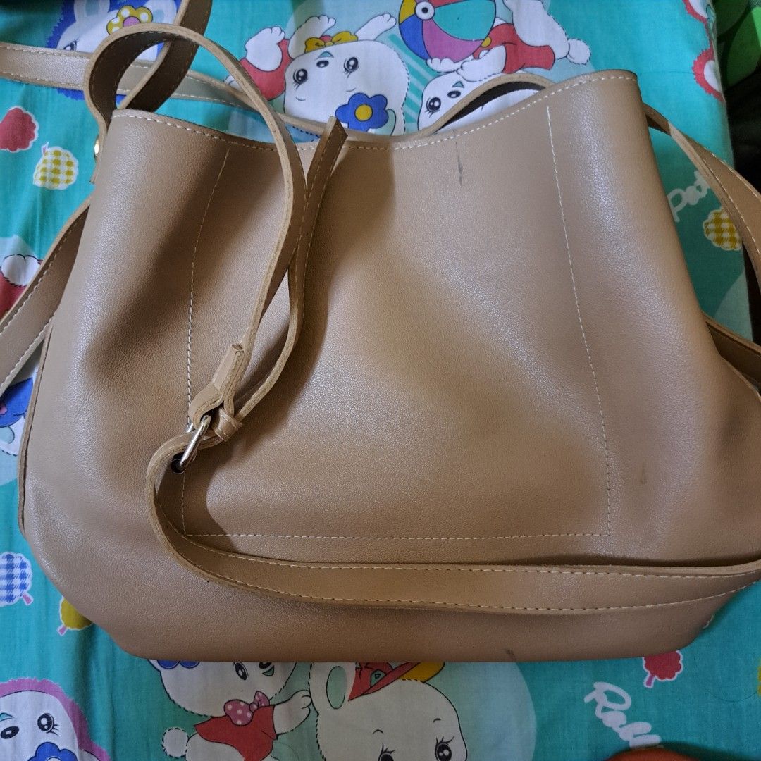 Handbag (Category: Cross-body Bags) located in Putrajaya. Submitted by _prelovedbysyaz_ (Listing ID 1448398260, Image 3). Description: ◽️Warna khaki ◽️Ada 2 tali (Tali panjang & tali pendek) ◽️ada 2 compartment kecik dan 2 compartment besar berzip.