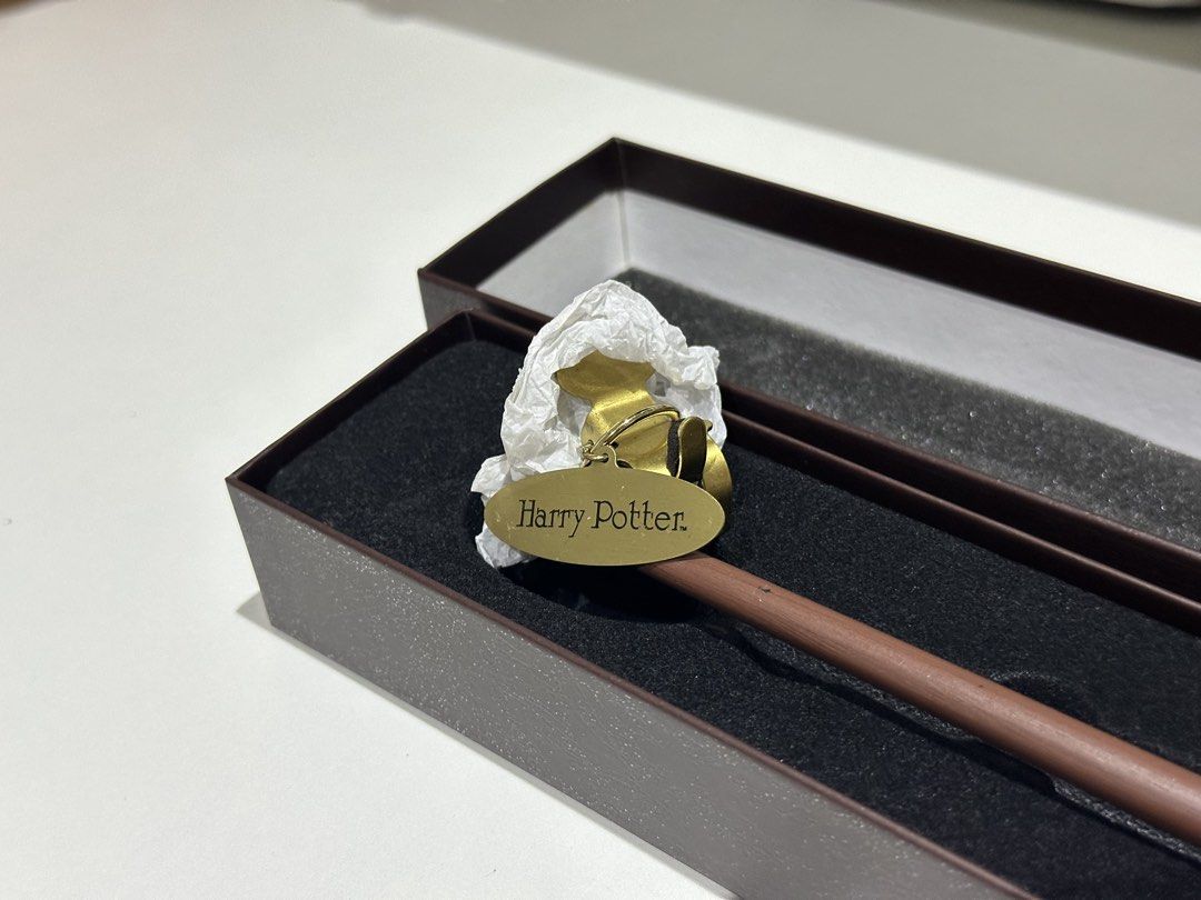 Harry Potter Wand James Wand Replica (Category: Western Merchandise) located in Imus. Submitted by mgemesp (Listing ID 1448363965, Image 3). Description: HARRY POTTER WAND THE NOBLE COLLECTION — replica of James Potter’s wand — includes original box — ‘Harry Potter’ name tag — 100% AUTHENTIC RFS: decluttering ‼️ MOP: GCash or Maya only — full payment upon booking delivery — no cancellation (payment non-refundable).