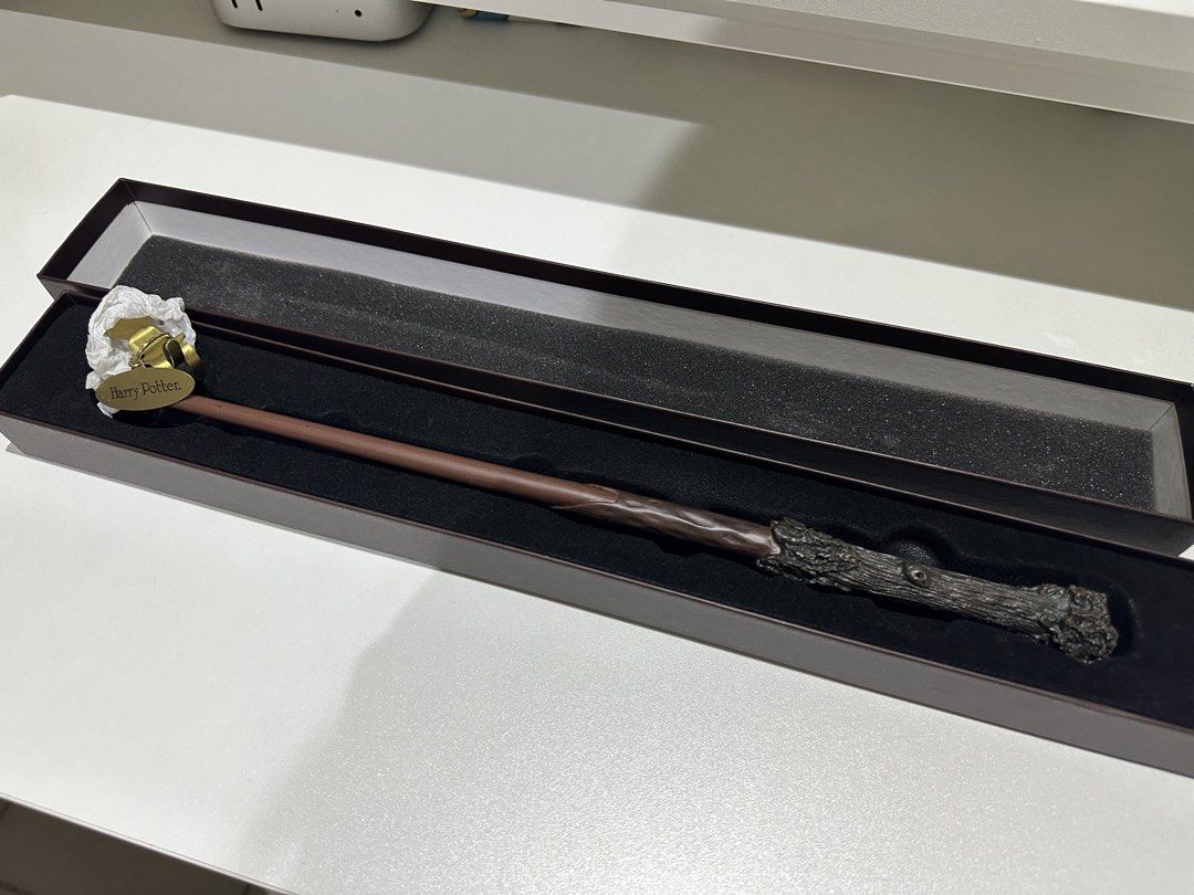 Harry Potter Wand James Wand Replica (Category: Western Merchandise) located in Imus. Submitted by mgemesp (Listing ID 1448363965, Image 2). Description: HARRY POTTER WAND THE NOBLE COLLECTION — replica of James Potter’s wand — includes original box — ‘Harry Potter’ name tag — 100% AUTHENTIC RFS: decluttering ‼️ MOP: GCash or Maya only — full payment upon booking delivery — no cancellation (payment non-refundable).