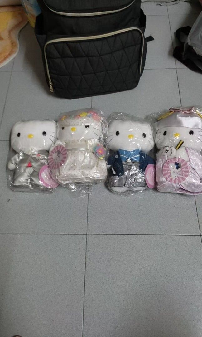 hello kitty (Category: Plushies & Soft Toys) located in Singapore. Submitted by Tracytan13579 (Listing ID 1448314042, Image 1). Description: Japanese-style Hello Kitty Wedding Hello Kitty for 4.