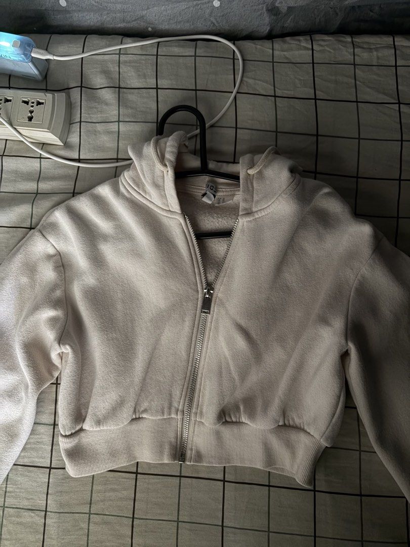 H&M Cropped Zip-Up Hoodie (Category: Coats, Jackets and Outerwear) located in Pasay City. Submitted by nousejo (Listing ID 1448294164, Image 2). Description: - Color: Cream - Long sleeves with cuffs - With hood and silver zipper.