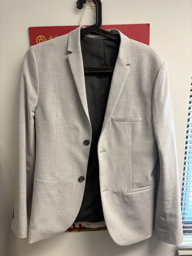 H&M Light Grey Men's Blazer Jacket （分類：外套及戶外衣服）位於 Hong Kong。 由 yellowstansmith 提交（商品編號 1448316308，圖片 1）。簡介： H&M light grey blazer. Two-button, chest and front pockets. Lined. Perfect for smart casual or formal looks.。