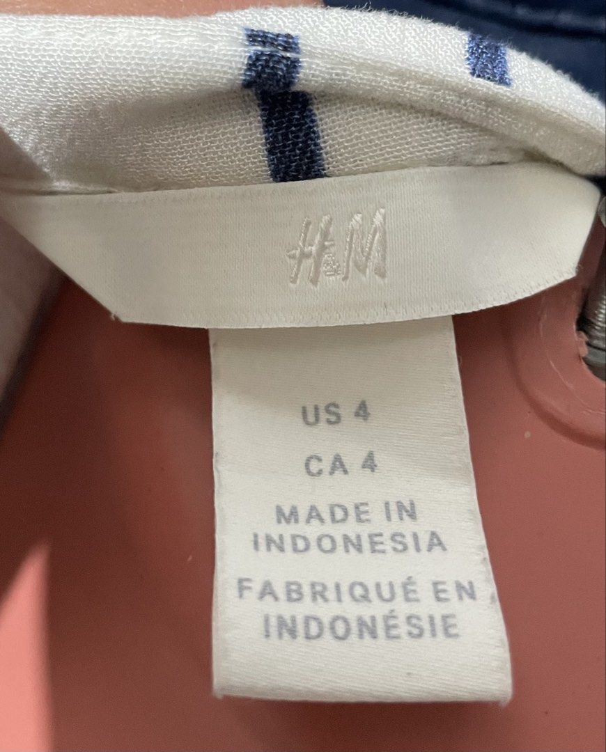 H&M White & Navy Striped V-Neck Blouse Size 4 (Category: Blouses) located in Caloocan City. Submitted by jetcon (Listing ID 1448425843, Image 2). Description: - Brand: H&M - Color: White with navy blue vertical stripes - Sleeves: Short sleeves - Neckline: V-neck with a small collar detail - Fabric: Lightweight, ideal for warm weather - Styling: Easy to pair with jeans or shorts - W: 17“ L: 26” Gcash payment 1st + SF SF rates: 65 for NCR 85 for Lu