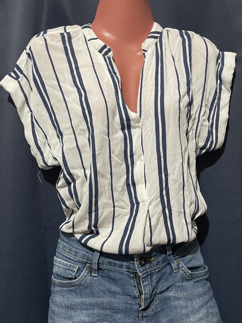 H&M White & Navy Striped V-Neck Blouse Size 4 (Category: Blouses) located in Caloocan City. Submitted by jetcon (Listing ID 1448425843, Image 1). Description: - Brand: H&M - Color: White with navy blue vertical stripes - Sleeves: Short sleeves - Neckline: V-neck with a small collar detail - Fabric: Lightweight, ideal for warm weather - Styling: Easy to pair with jeans or shorts - W: 17“ L: 26” Gcash payment 1st + SF SF rates: 65 for NCR 85 for Lu