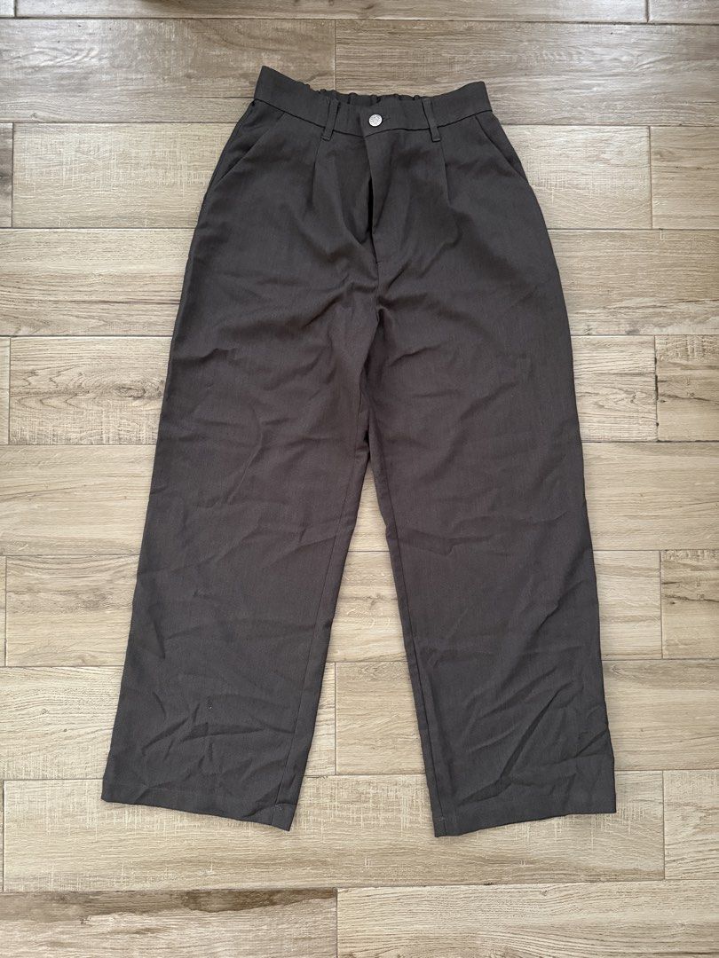 H&M Wide Leg Pants Grey Size M (Category: Other Bottoms) located in Cavite. Submitted by _ysa_belle (Listing ID 1448337310, Image 2). Description: Item: H&M Divided Trousers Size: Medium (M) Style: Casual trousers with an elasticized waistband Condition: Good as new, no issues Price: 500 .