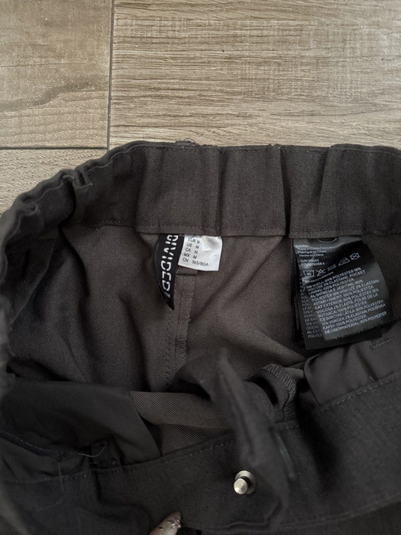 H&M Wide Leg Pants Grey Size M (Category: Other Bottoms) located in Cavite. Submitted by _ysa_belle (Listing ID 1448337310, Image 3). Description: Item: H&M Divided Trousers Size: Medium (M) Style: Casual trousers with an elasticized waistband Condition: Good as new, no issues Price: 500 .