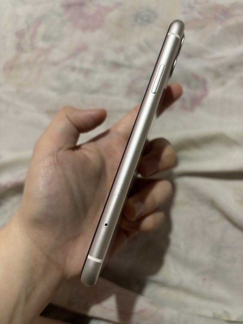 iPhone 11 (White) 64 GB for SALE (Category: iPhone 11 Series) located in Makati City. Submitted by marielisobel (Listing ID 1448347886, Image 3). Description: Slightly used only as this was only my second phone Guaranteed no scratches Complete with box.