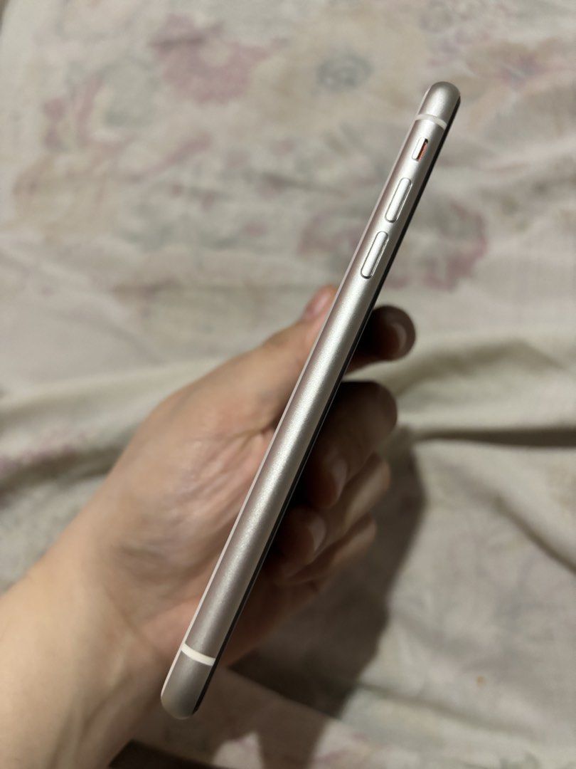 iPhone 11 (White) 64 GB for SALE (Category: iPhone 11 Series) located in Makati City. Submitted by marielisobel (Listing ID 1448347886, Image 2). Description: Slightly used only as this was only my second phone Guaranteed no scratches Complete with box.