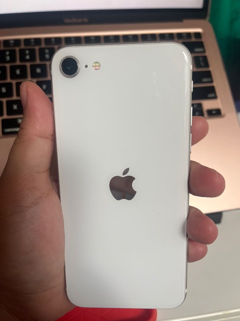 Iphone SE 2nd gen (Category: iPhone SE Series) located in Rizal. Submitted by karenj012 (Listing ID 1448310996, Image 1). Description: Iphone SE 2nd gen 100% batt health (napalitan na) good for back up phones may konting issue ung screen may white barely noticeable hindi din nakaka affect sa performance. Selling this kc nag upgrade ng phone back up ko nalang sya.