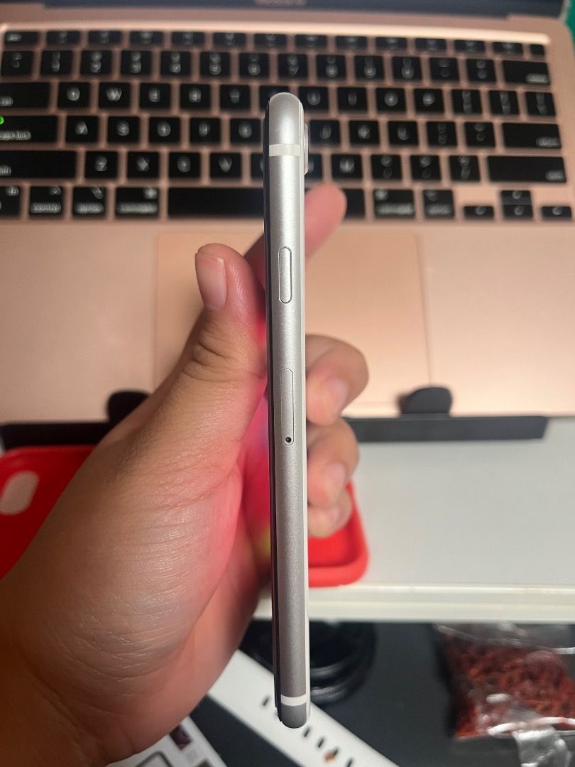 Iphone SE 2nd gen (Category: iPhone SE Series) located in Rizal. Submitted by karenj012 (Listing ID 1448310996, Image 3). Description: Iphone SE 2nd gen 100% batt health (napalitan na) good for back up phones may konting issue ung screen may white barely noticeable hindi din nakaka affect sa performance. Selling this kc nag upgrade ng phone back up ko nalang sya.
