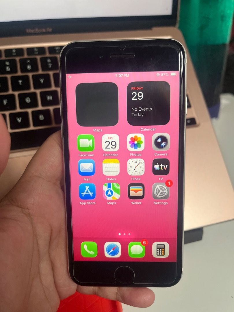Iphone SE 2nd gen (Category: iPhone SE Series) located in Rizal. Submitted by karenj012 (Listing ID 1448310996, Image 2). Description: Iphone SE 2nd gen 100% batt health (napalitan na) good for back up phones may konting issue ung screen may white barely noticeable hindi din nakaka affect sa performance. Selling this kc nag upgrade ng phone back up ko nalang sya.