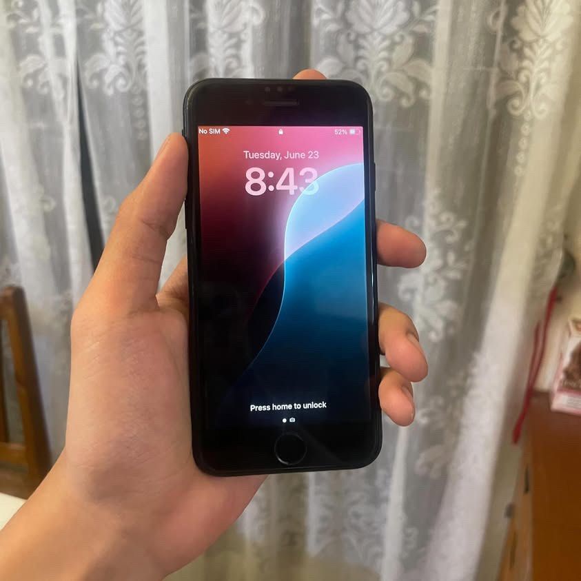 Iphone SE 2nd Gen 64GB Black (Category: iPhone SE Series) located in Antipolo. Submitted by cloudtaumbahay (Listing ID 1448308516, Image 1). Description: Phone in Great condition No issues All Stock Lady owned.