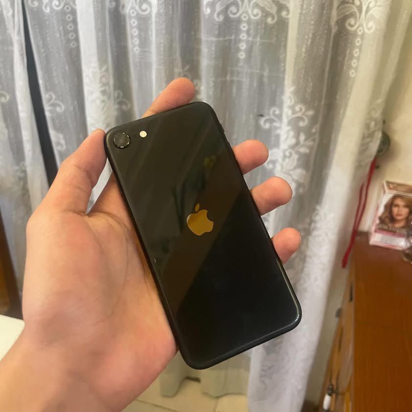Iphone SE 2nd Gen 64GB Black (Category: iPhone SE Series) located in Antipolo. Submitted by cloudtaumbahay (Listing ID 1448308516, Image 2). Description: Phone in Great condition No issues All Stock Lady owned.