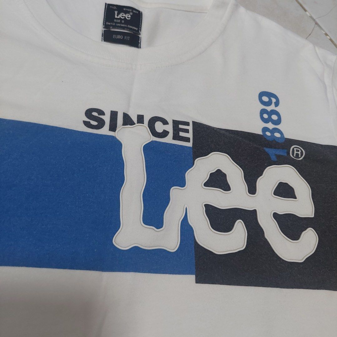 Lee T-shirt Size Small White Blue Graphic Tee (Category: Tshirts & Polo Shirts ) located in Quezon City. Submitted by _ysxh (Listing ID 1448301320, Image 3). Description: - White Lee t-shirt - Features blue and dark grey graphic design - 'SINCE 1889' and 'Lee' logo detail - Measurements: Width 45.5 cm, Length 65 cm - Perfect for casual everyday wear RFS: Decluttering - Shipping to be shouldered by buyer (Item is located in Quezon City) - Mode of 