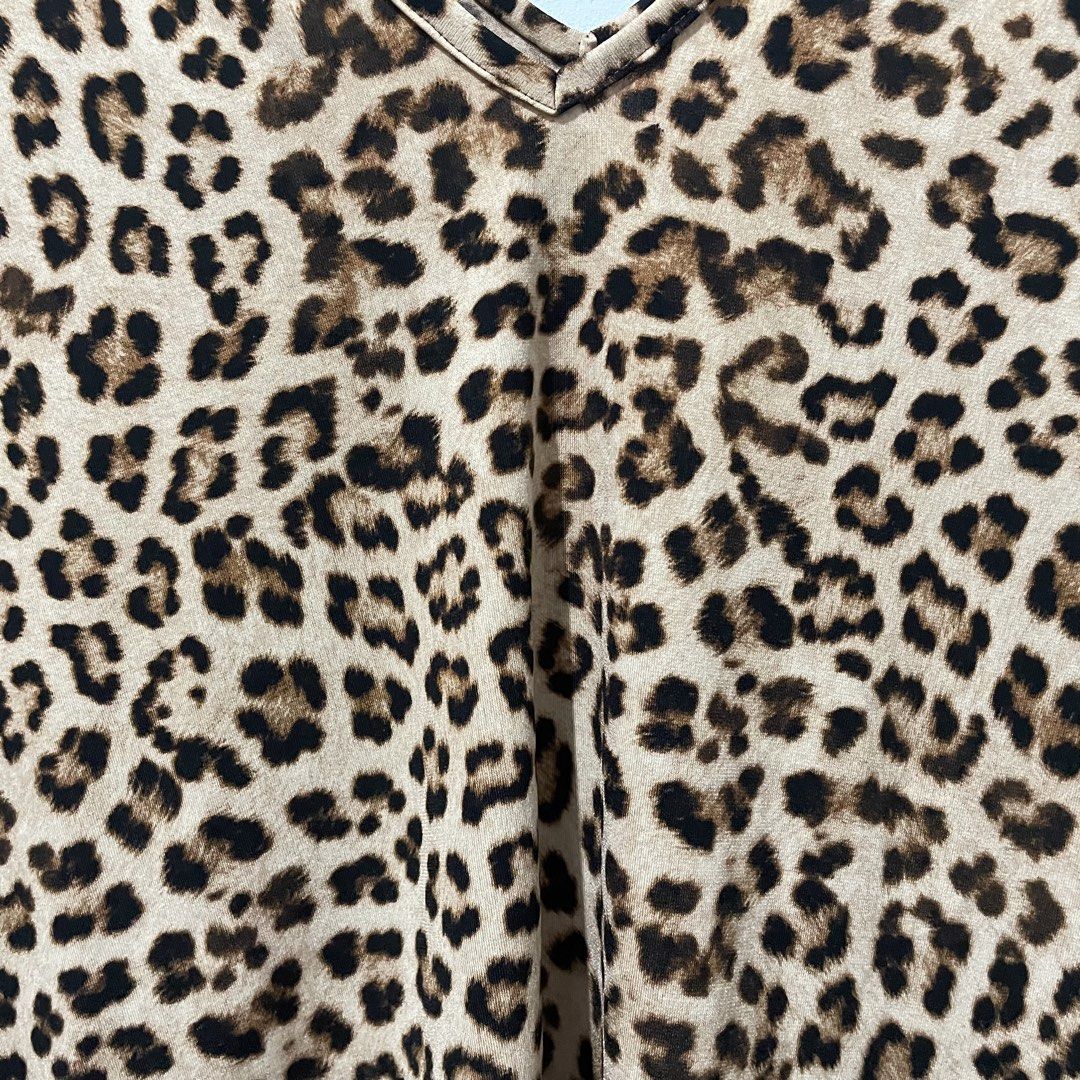 Leopard Print V-Neck Top (Category: Sleeveless) located in Quezon City. Submitted by declutteriea (Listing ID 1448435685, Image 2). Description: notes: - SOOBRANG flowy and stretchy ng tela, pwedeng i-style any way u want :) - no when worn pics :) mop: gcash mod: j&t, flash, ggx.