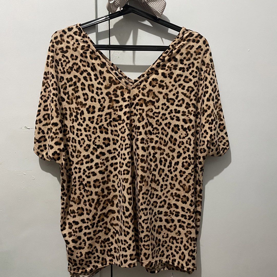 Leopard Print V-Neck Top (Category: Sleeveless) located in Quezon City. Submitted by declutteriea (Listing ID 1448435685, Image 1). Description: notes: - SOOBRANG flowy and stretchy ng tela, pwedeng i-style any way u want :) - no when worn pics :) mop: gcash mod: j&t, flash, ggx.