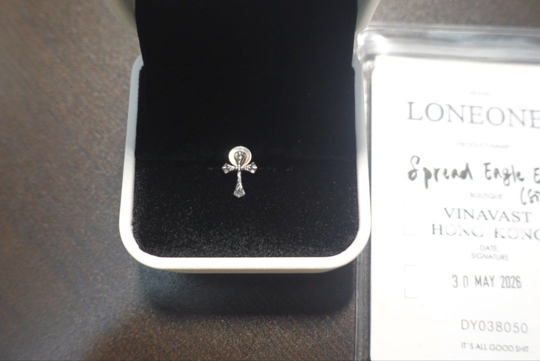 Lone Ones Spread Eagle Earring （分類：飾物及配件）位於 Hong Kong。 由 kitkit3268 提交（商品編號 1448407742，圖片 2）。簡介： 純銀白金耳環Lone Ones Spread Eagle Earring 購自Vinavast 30-05-2026，95%new 橫長：9mm 直長：12mm 原價$1800 售$1300 順豐到付或面交 Payme 現金轉數快 會上癮的LONE ONES。
