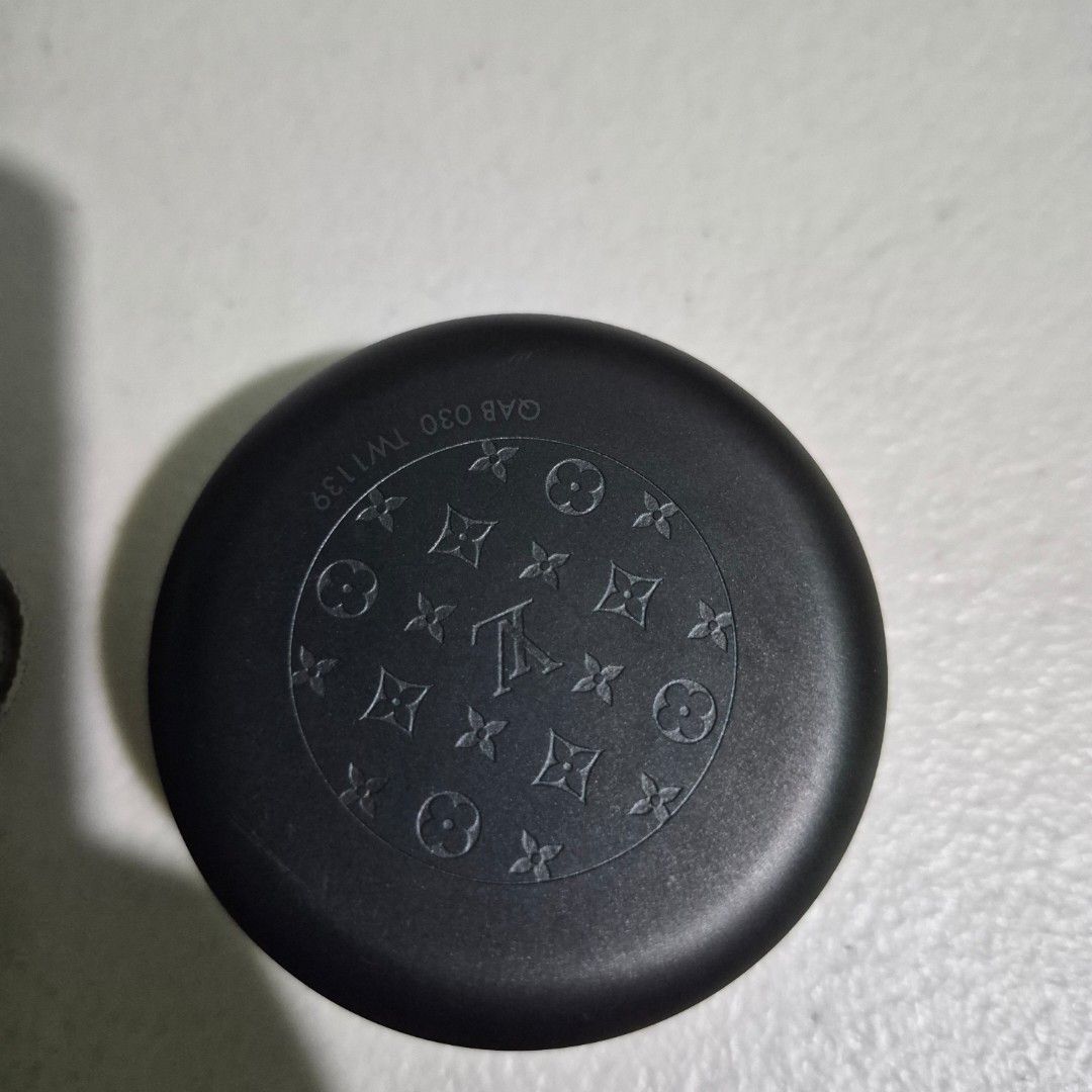 Louis vuitton horizon monogram earphones (Category: Luxury Accessories) located in Manila. Submitted by lowkeyitemsss (Listing ID 1448429688, Image 2). Description: no inclusions earphones and case only issue hindi maconnect or wala lumalabas possible sira connection pagawa nyo nlng 😁.