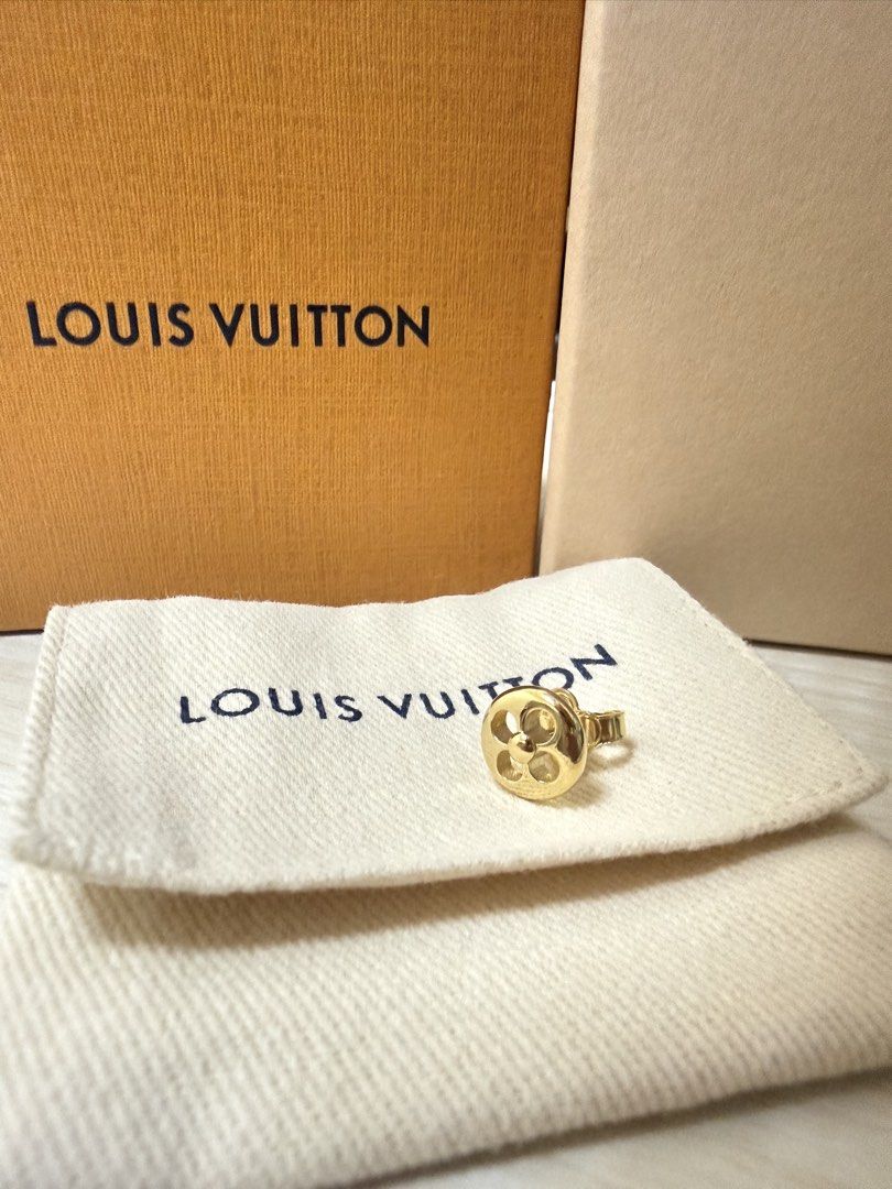 LV Crazy in Lock Earrings耳環 （分類：飾物及配件）位於 Hong Kong。 由 fundayhh 提交（商品編號 1448415808，圖片 2）。簡介： LV Crazy in Lock Earrings 款式如圖 100% 全新未帶過 因只係想要另外嗰兩粒，所以放出呢粒 購自日本，有單可出示 有盒連防塵袋及紙袋。