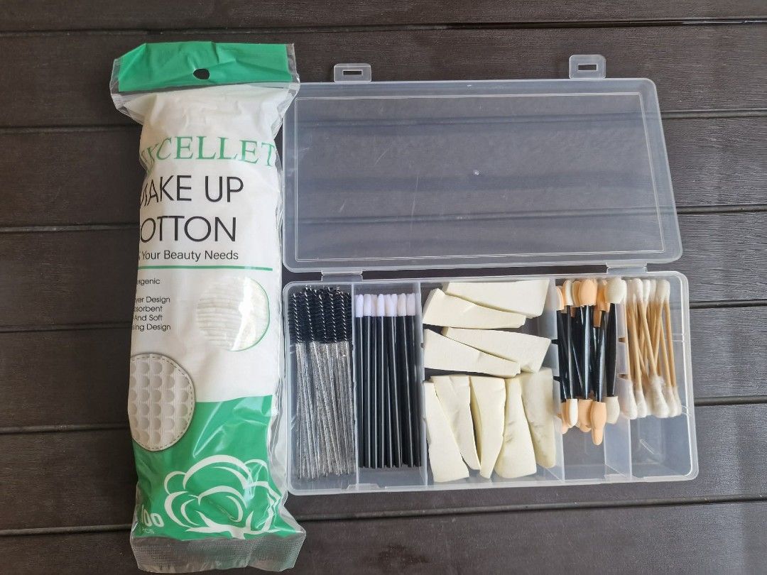 Make Up Disposables Kit & Cottonpads (Category: Makeup) located in Quezon City. Submitted by floreskari78555 (Listing ID 1448463472, Image 2). Description: Miniso Sparkle Brush Set 6pcs Pink🌸 glitter-filled handles✅️ soft pink bristles✅ ️The set includes brushes suitable for powder, foundation, blush, and eyeshadow application✅️ It comes packaged in a clear PVC display box✅️ Onhand💯.