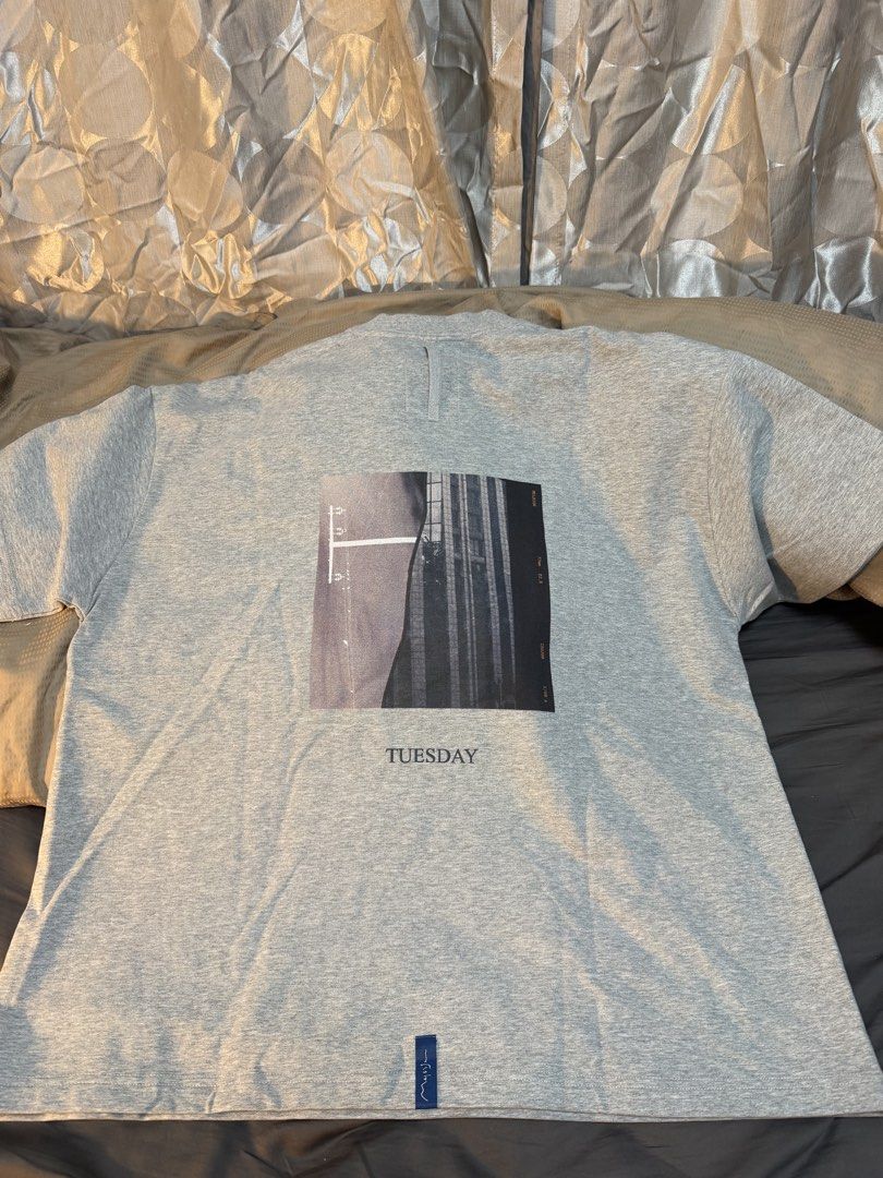 melsign （分類：T-shirt、恤衫、有領衫）位於 Hong Kong。 由 kimama213 提交（商品編號 1448446708，圖片 3）。簡介： size M 闊cut ，質地順滑有dd彈性 買入$580 sale$400 包順豐郵寄俾你。