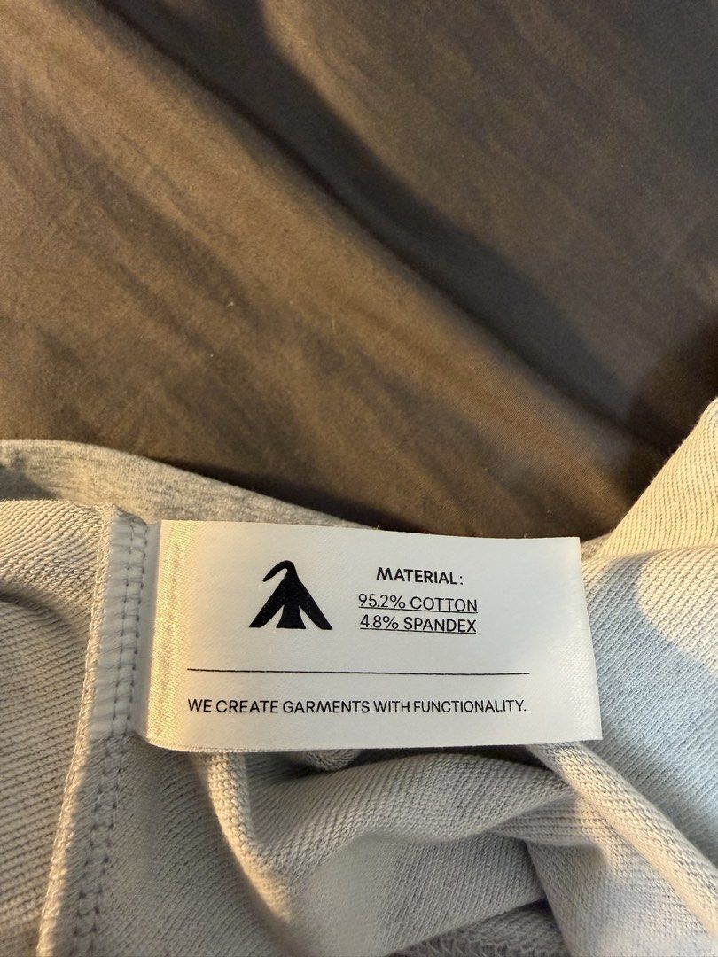 melsign （分類：T-shirt、恤衫、有領衫）位於 Hong Kong。 由 kimama213 提交（商品編號 1448446708，圖片 4）。簡介： size M 闊cut ，質地順滑有dd彈性 買入$580 sale$400 包順豐郵寄俾你。
