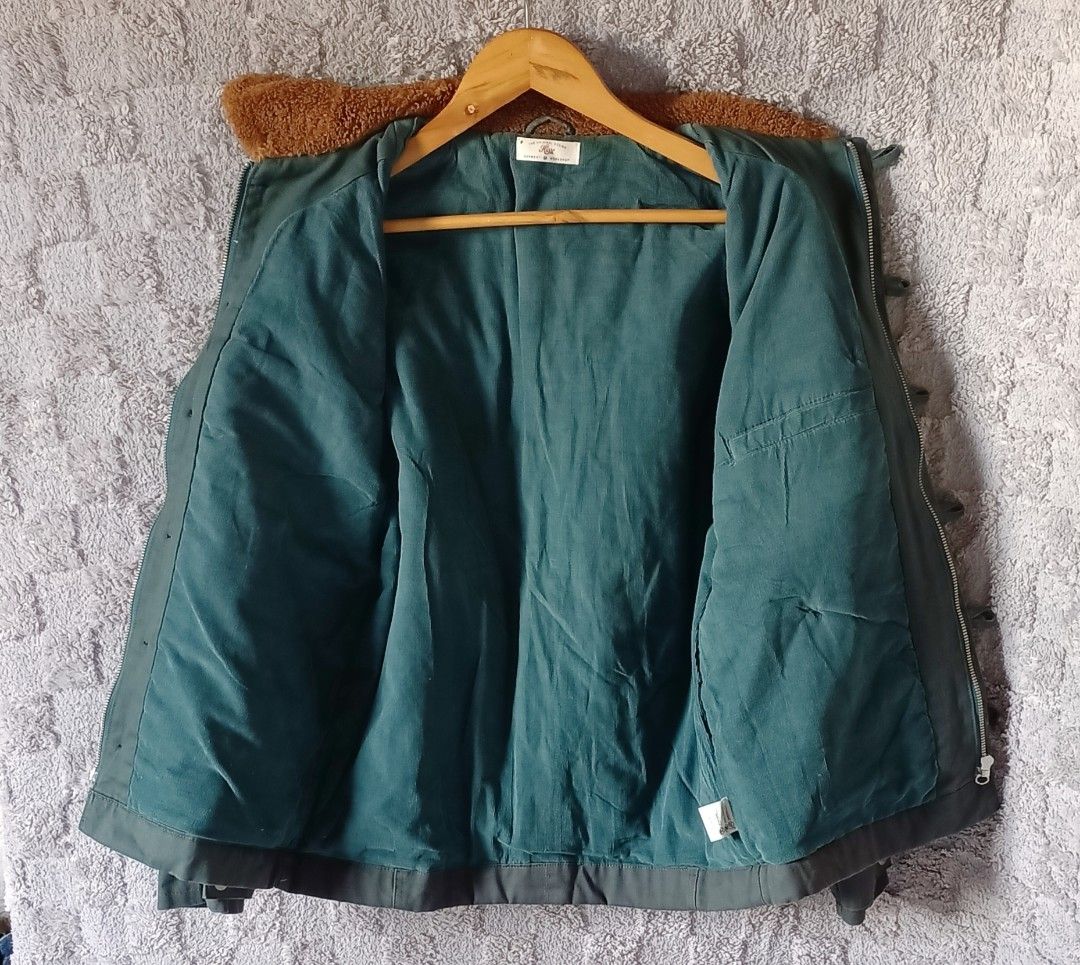 Military deck jacket (Category: Coats, Jackets and Outerwear) located in Asingan. Submitted by arnelpalaris8 (Listing ID 1448350737, Image 3). Description: Vtg style Military Deck Jacket By: Hisso brand Size Medium 21 width 26 Length EXCELLENT CONDITION 📌Shell Material:➡️Rugged, heavyweight cotton canvas fabric in an olive drab/army green colorway. 📌Collar:➡️Contrasting brown fleece or "boa" pile insulation for neck warmth. 📌Branding:➡️Feature