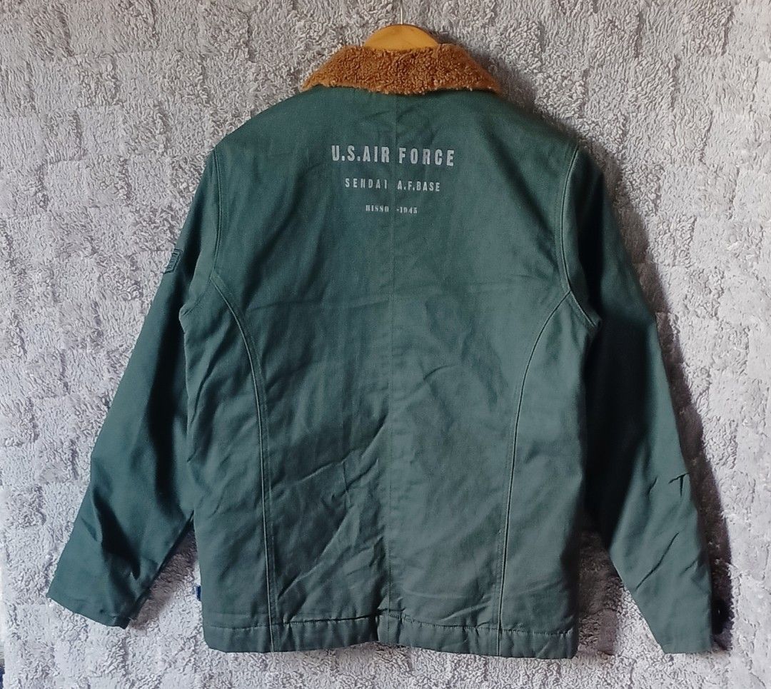 Military deck jacket (Category: Coats, Jackets and Outerwear) located in Asingan. Submitted by arnelpalaris8 (Listing ID 1448350737, Image 2). Description: Vtg style Military Deck Jacket By: Hisso brand Size Medium 21 width 26 Length EXCELLENT CONDITION 📌Shell Material:➡️Rugged, heavyweight cotton canvas fabric in an olive drab/army green colorway. 📌Collar:➡️Contrasting brown fleece or "boa" pile insulation for neck warmth. 📌Branding:➡️Feature