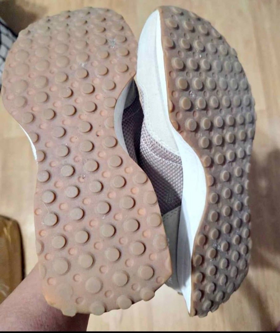 New Balance 327 GS Sneakers (Category: Sneakers) located in Cainta. Submitted by veronica2277 (Listing ID 1448292610, Image 2). Description: - New Balance 327 Sneakers - Size: US 6 - Colorway: Light Beige and White - Materials: Mesh and Suede details - Features: Gum sole - Origin: Made in Vietnam - Ideal for: Everyday wear pick up or buyer pay for delivery.