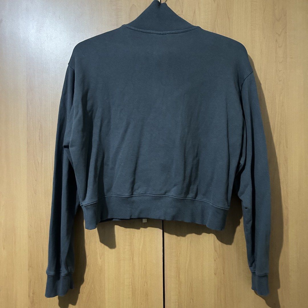New Balance Quarter Zip Cropped Sweatshirt (Category: Coats, Jackets and Outerwear) located in Mandaluyong City. Submitted by vwonu (Listing ID 1448398532, Image 2). Description: - Grey New Balance sweatshirt - Quarter zip neckline - Cropped length - Long sleeves with ribbed cuffs and hem - Small embroidered NB logo on the chest - Comfortable and casual style.