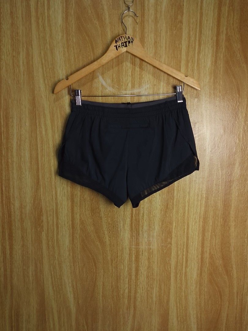 Nike Elevate Women's Running Shorts (Black) (Category: Activewear) located in Santiago. Submitted by jonathanfragata21 (Listing ID 1448441684, Image 3). Description: Nike Elevate Women's Running Shorts (Black) Style Code: BV5018-010 Waist : 27stretch up to 30 Length : 9 Size : Small Excellent Condition.