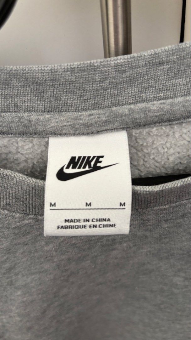 Nike Grey Crewneck Sweatshirt (Category: Coats, Jackets and Outerwear) located in Muntinlupa City. Submitted by SFP33 (Listing ID 1448326837, Image 3). Description: Used with slight fading Size M Negotiable (just offer) PM for dimensions Shipping c/o buyer MOP: Unionbank/Gcash.