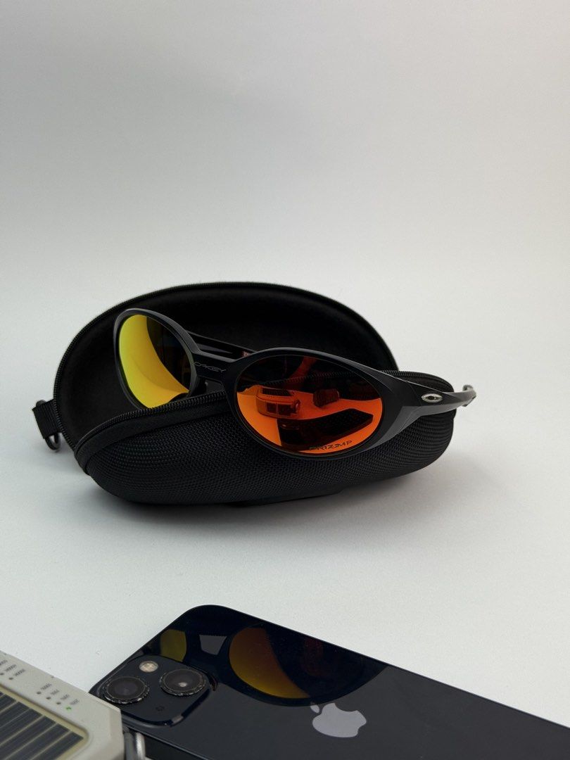 OAKLEY (Category: Luxury Accessories) located in Angeles City. Submitted by secondluxph (Listing ID 1448297031, Image 3). Description: -OAKLEY -CUSTOM EYE JACKET REDUX - SILVER FRAME -RED RUBY LENSES -PRISTINE CONDITION -WITH OAKLEY CASE -JAPAN/HONGKONG SOURCE.