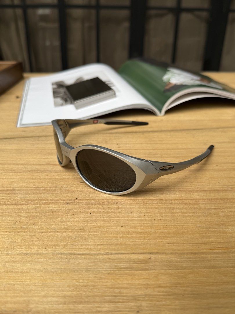 OAKLEY (Category: Luxury Accessories) located in Angeles City. Submitted by secondluxph (Listing ID 1448305358, Image 3). Description: -OAKLEY -CUSTOM EYE JACKET REDUX -MATTE WHITE FRAME -BLACK IRIDIUM LENSES -PRISTINE CONDITON -JAPAN/HONGKONG SOURCE .
