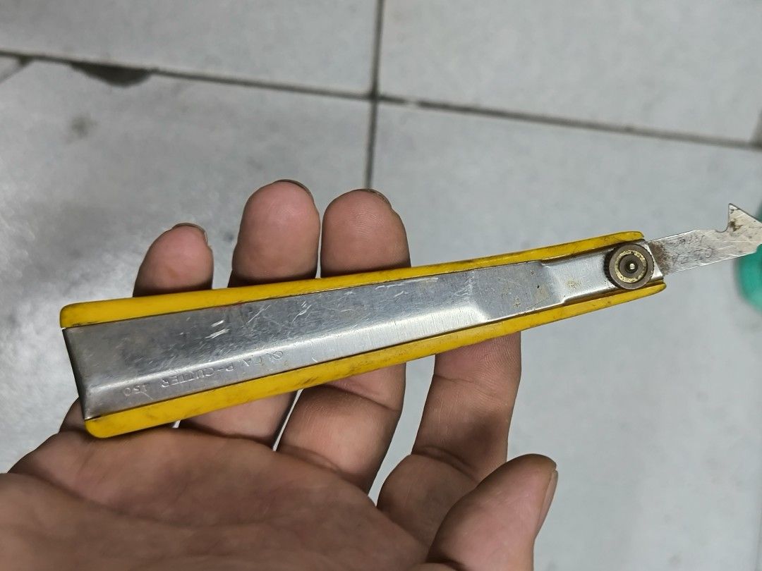 OLFA P-450 (PC-S) Plastic & Laminate Cutter. (Category: Knives & Chopping Boards) located in Angeles City. Submitted by yellowbrickstore (Listing ID 1448415672, Image 1). Description: Up for grabs is a heavy-duty, classic OLFA P-450 (PC-S) Plastic & Laminate Cutter. This is a highly reliable, genuine Japanese-made tool perfect for cleanly scoring and breaking acrylic, plexiglass, PVC, and laminates..