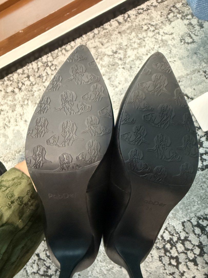 PabDer Donna Black Leather Pointed Toe Heels Size 35 (Category: Heels) located in Mandaluyong City. Submitted by bookmarkdown (Listing ID 1448283498, Image 3). Description: - Brand: PabDer Donna - Color: Black - Material: Leather - Style: Pointed toe heels - Size: 35 - Versatility: Great for work, dressing up or down, suitable for any occasion.