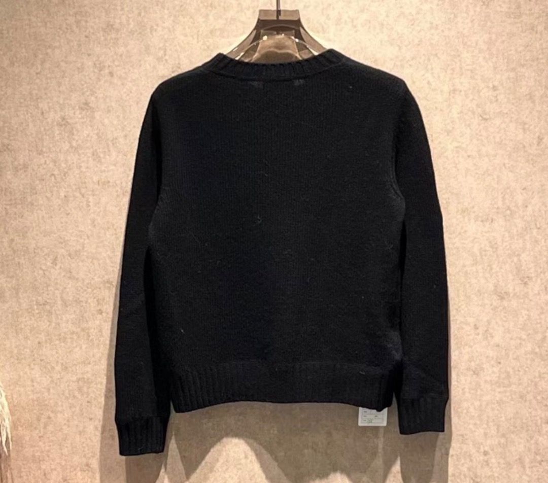 由 wd.select.shop (刊登 ID 1448419018，圖片 3) 提交，位於 桃園市 (Taoyuan) 的 Prada毛衣 (類別：精品服飾)，說明：*商品約五至七天到台 *保證正品歡迎驗貨 *精品代購 【商品】: 毛衣 【狀況】: 如圖 【尺寸】: 36 【價格】: 17880 【備註】：匯款後7-11店到店+60。