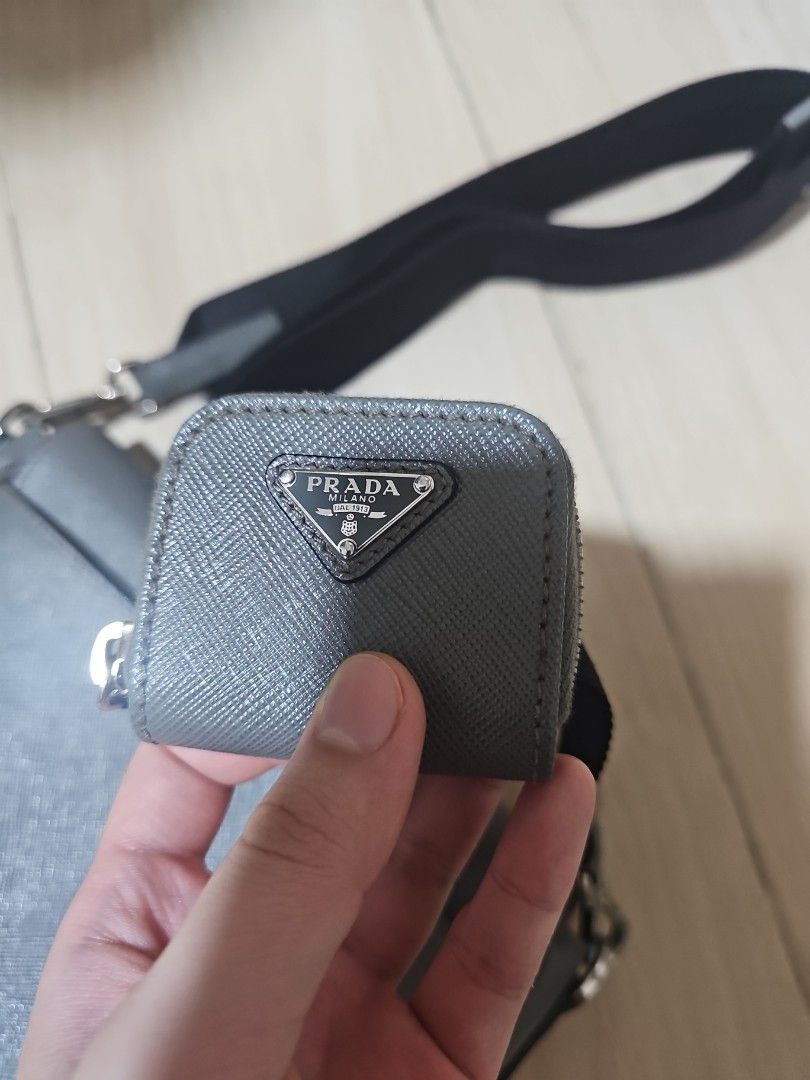 Prada （分類：手袋及銀包）位於 Hong Kong。 由 zealcrystal-5ce0 提交（商品編號 1448436531，圖片 3）。簡介： 。