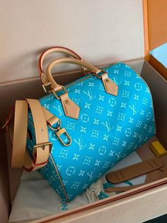 (Category: ) located in . Submitted by bagsandshoesmanymore (Listing ID 1448301446, Image 1). Description: .