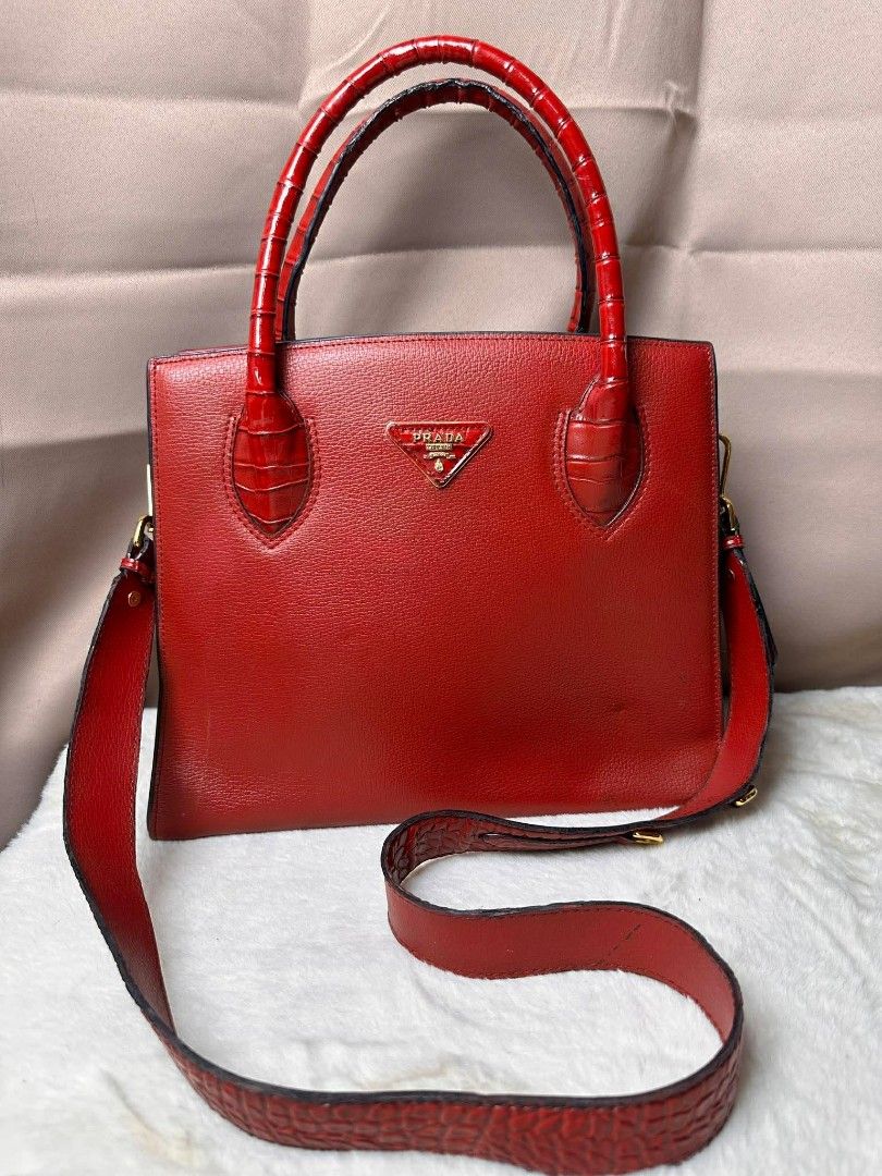 Preloved Prada (Category: Luxury Bags & Wallets) located in Butuan. Submitted by leah_31.1994 (Listing ID 1448300759, Image 2). Description: new arrivals ‼️ in good condition 👜.