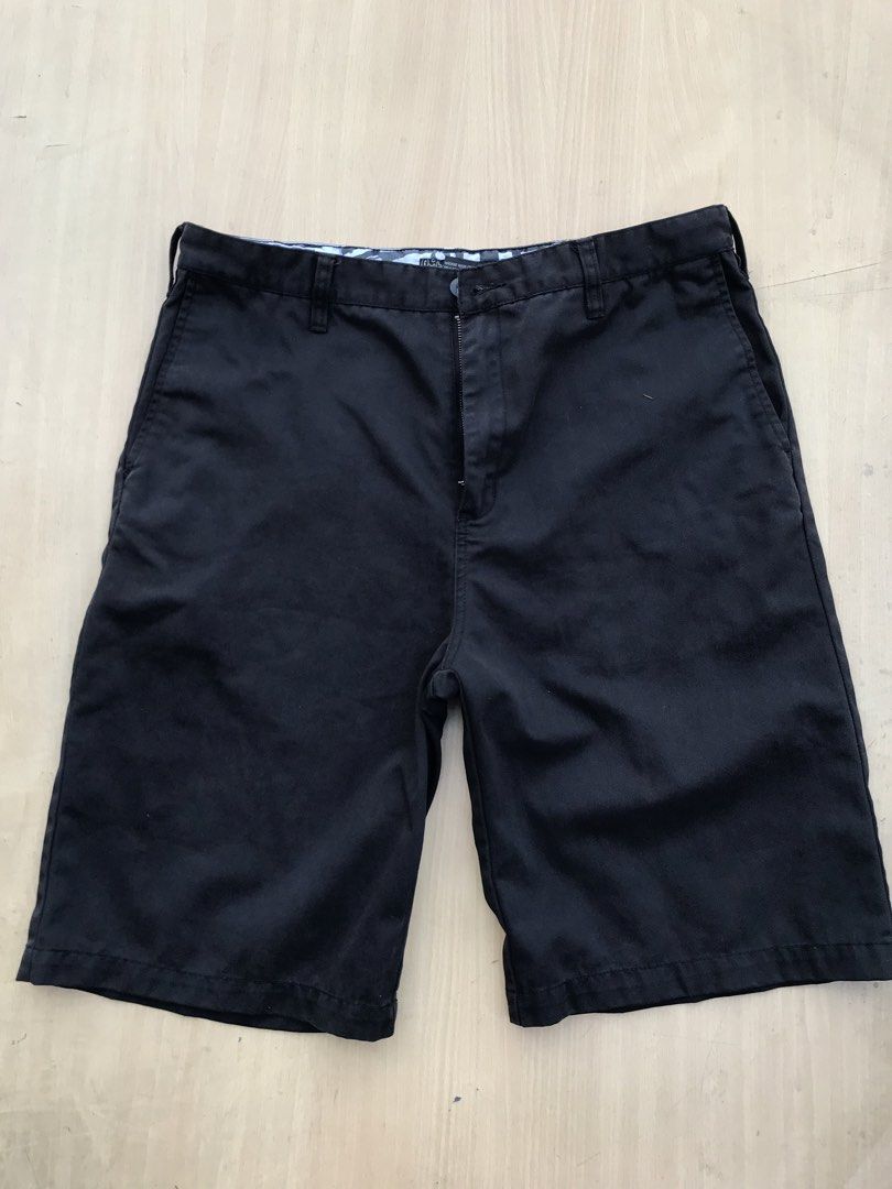 Quiksilver Black Cargo Shorts Size 36 (Category: Shorts) located in Mabalacat. Submitted by jayty_ (Listing ID 1448394240, Image 2). Description: - Quiksilver Cargo Shorts - Color: Black - Size: 36 - Material: 65% Polyester, 35% Cotton - Features: Cool patterned lining, multiple pockets - Ideal for: Casual wear, outdoor activities.