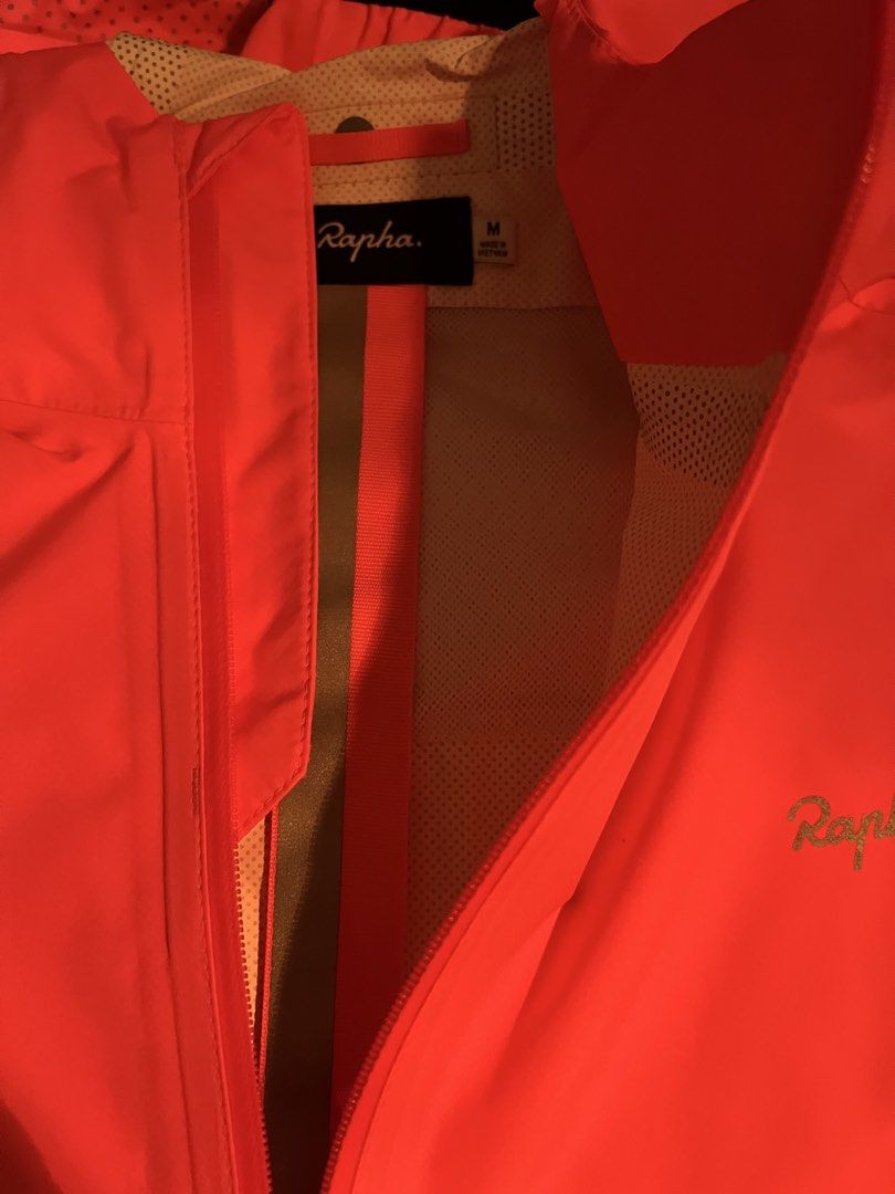 RAPHA computer jacket （分類：單車）位於 Hong Kong。 由 chhoward 提交（商品編號 1448332504，圖片 2）。簡介： 一件擁有防潑水性能和反光設計的夾克，日常及騎車時穿著都適用。 Size M 。