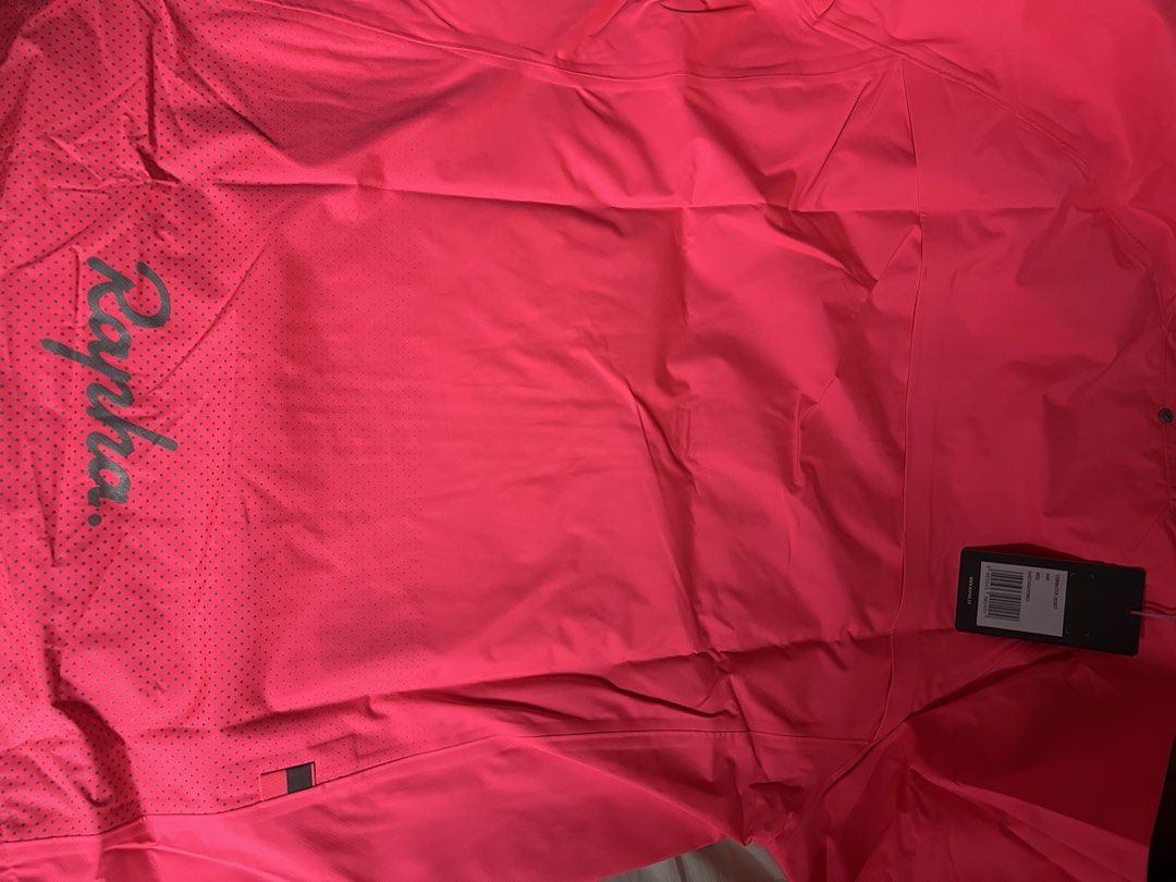 RAPHA computer jacket （分類：單車）位於 Hong Kong。 由 chhoward 提交（商品編號 1448332504，圖片 3）。簡介： 一件擁有防潑水性能和反光設計的夾克，日常及騎車時穿著都適用。 Size M 。