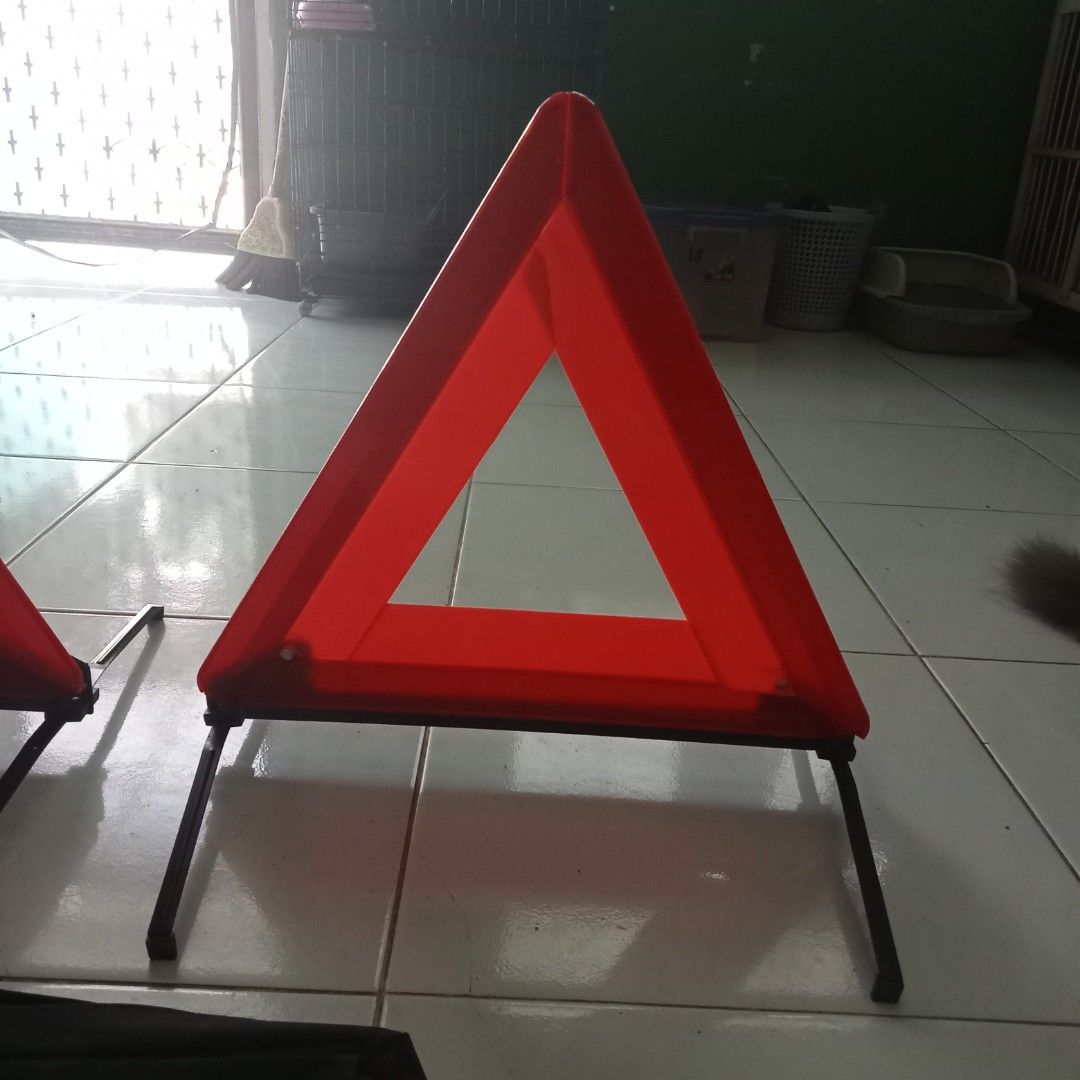 Segitiga Pengaman Darurat (Kategori: Aksesoris Mobil) berada di Bekasi. Dikirim oleh tengkurizwan007 (ID iklan 1448293614, Gambar 1). Deskripsi: Segitiga pengaman darurat, kondisi normal, original Toyota, ukuran besar.